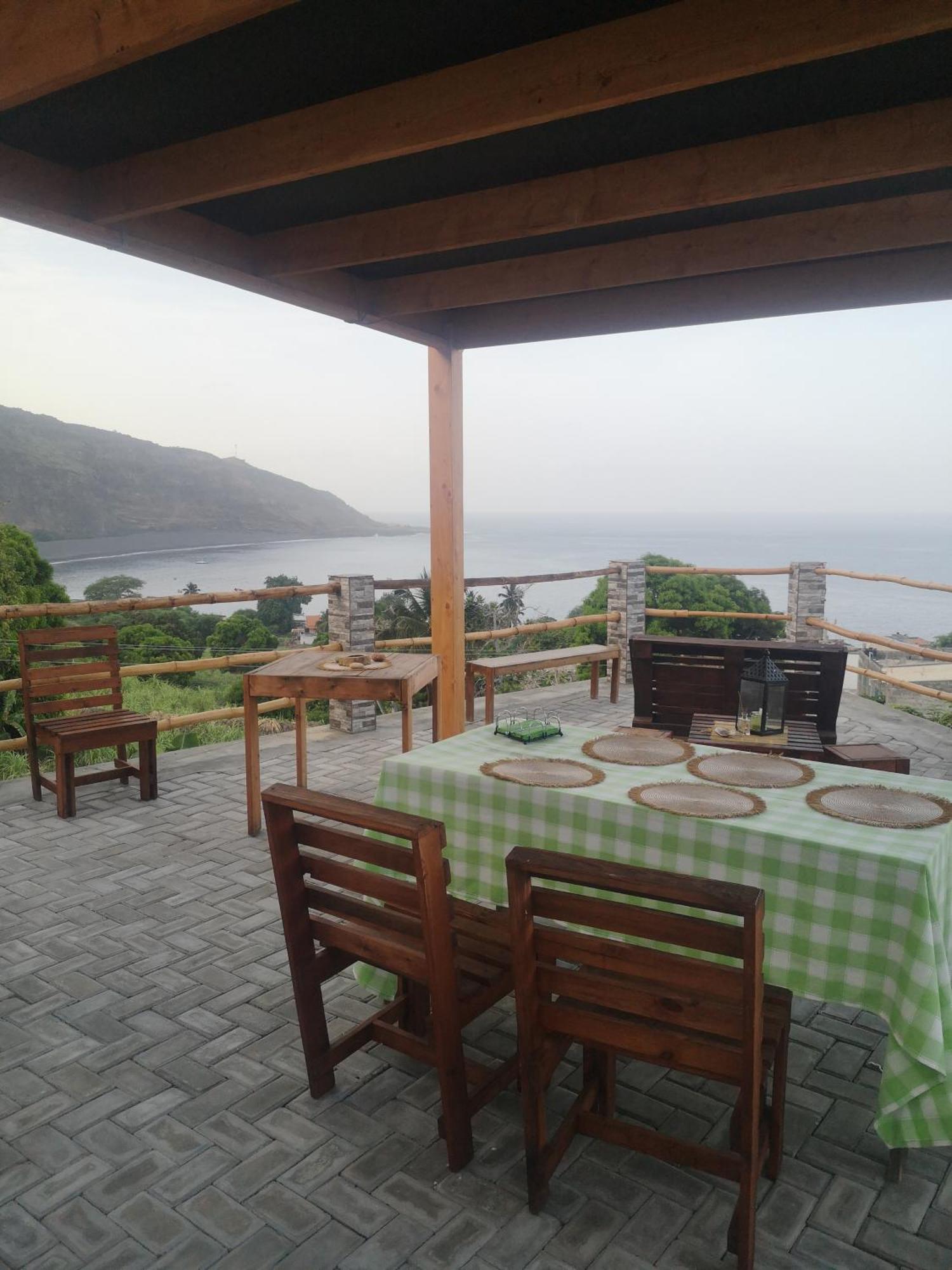 Bed and Breakfast Kaza Ladera Seladinha Экстерьер фото