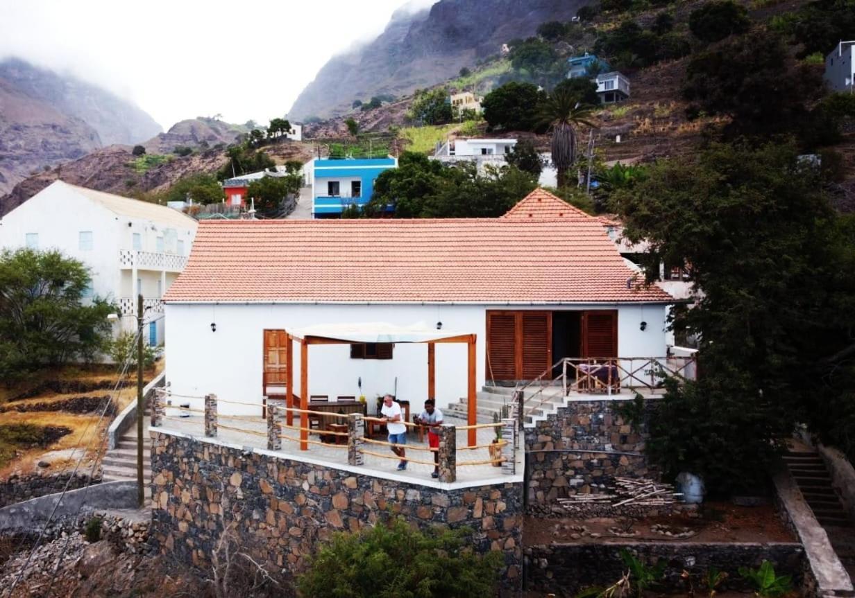 Bed and Breakfast Kaza Ladera Seladinha Экстерьер фото